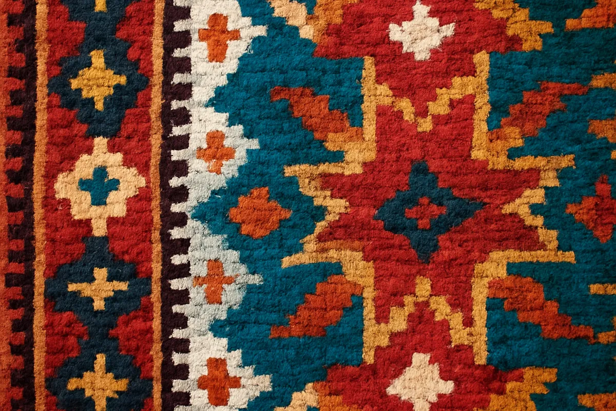 Gros plan sur un tapis kilim albanais traditionnel aux motifs géométriques colorés, texture visible
