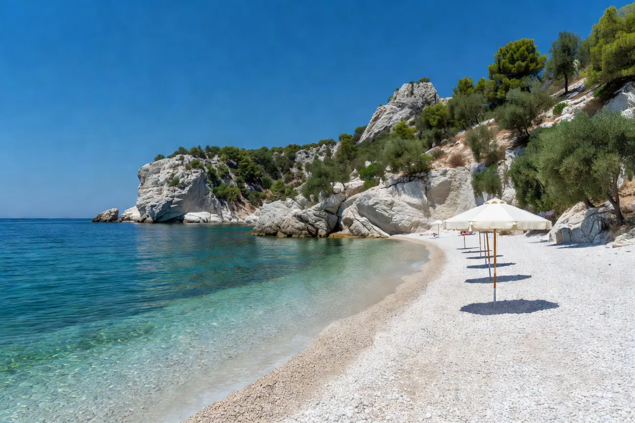 Plage de Dhermi sur la riviera albanaise, eaux turquoise et galets blancs