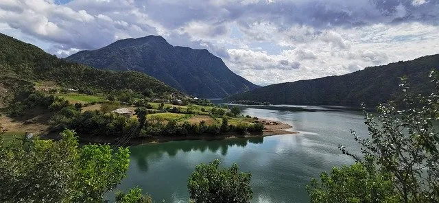 Vue panoramique sur les montagnes albanaises et la mer Adriatique
