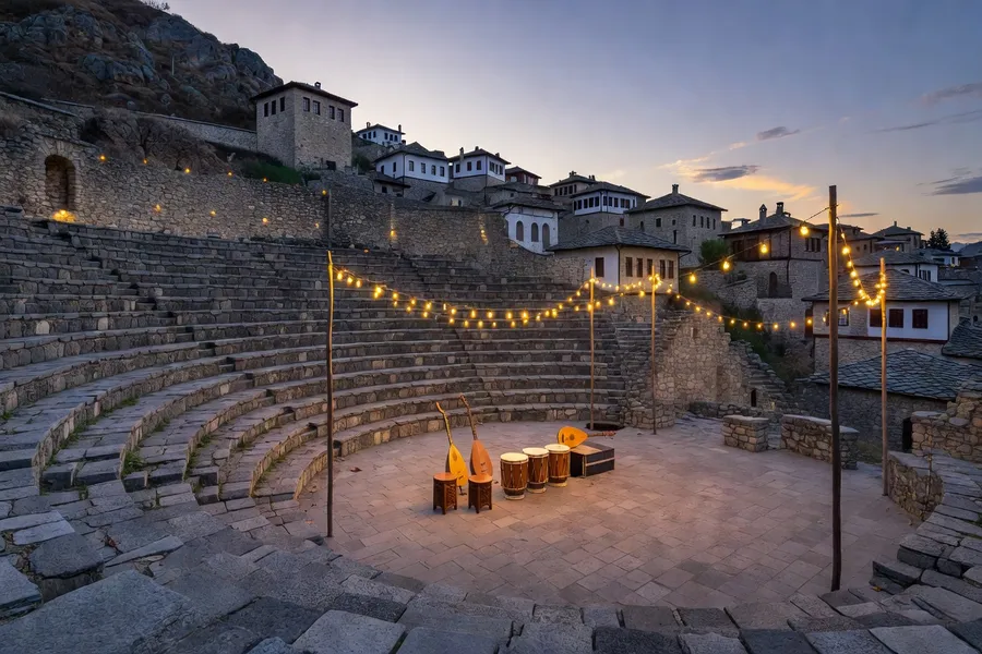 Amphithéâtre en pierre de Gjirokastra au crépuscule, site du festival de folklore albanais