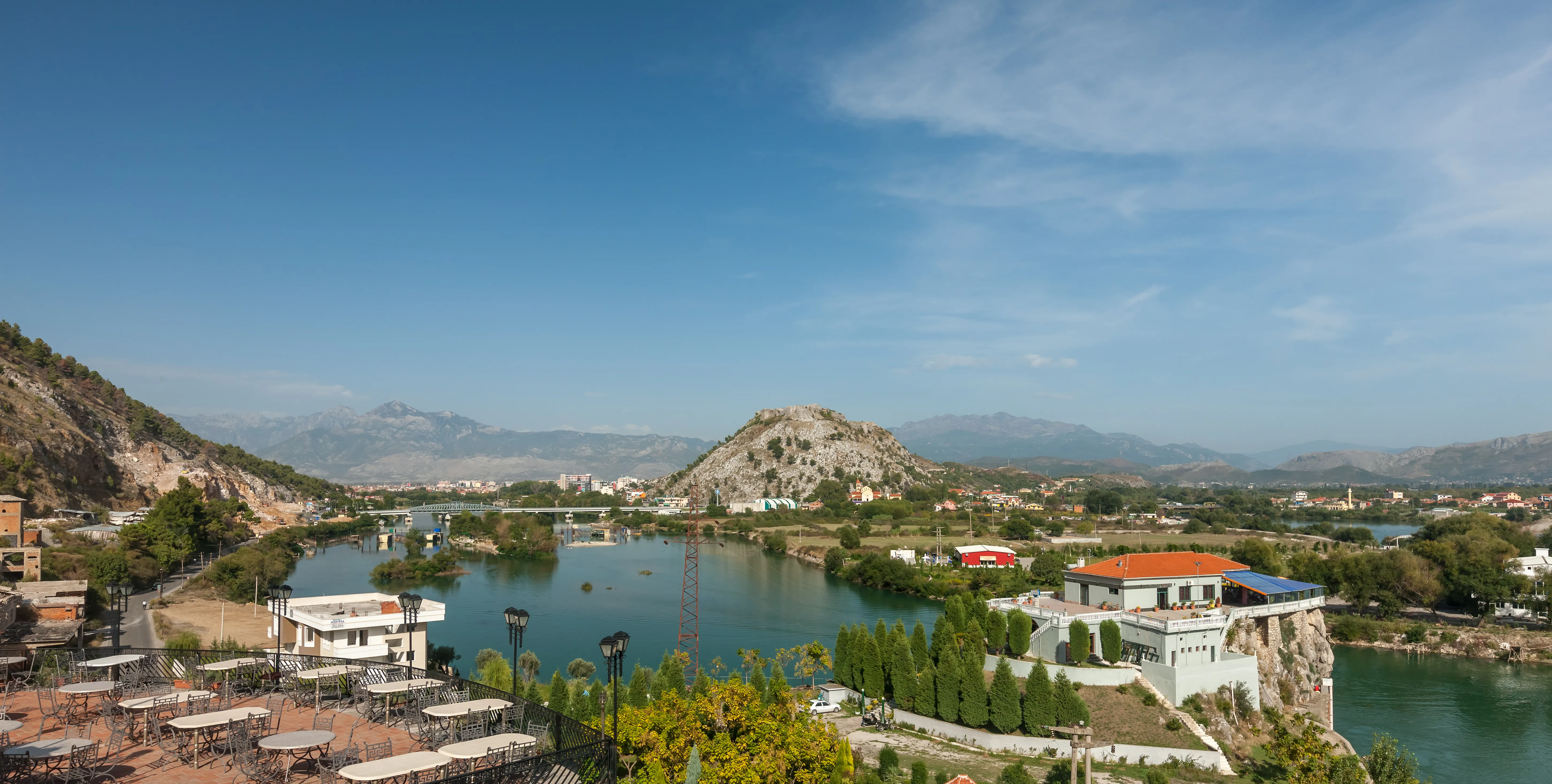 Vue panoramique sur la ville de Shkodra et le lac en Albanie